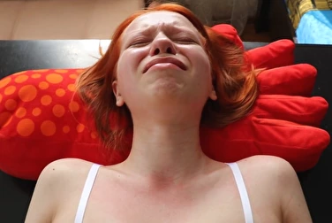 Хнычет от боли и умоляет батю вытащить член из тугой попы Хнычет от боли и умоляет батю вытащить член из тугой попы