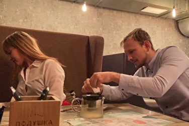 Подсыпал возбудитель в чай, чтоб сама позвала в туалет трахаться Подсыпал возбудитель в чай, чтоб сама позвала в туалет трахаться